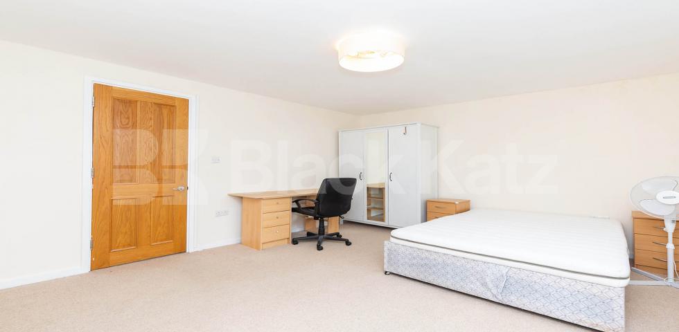 			4 Bedroom, 1 bath, 1 reception House			 Drummond Street, Euston